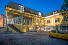 udvari homlokzat + parkolók